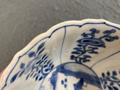 Bol en porcelaine de Chine en bleu et blanc à décor de personnages dans un paysage, marque de Chenghua, Kangxi — photo 11