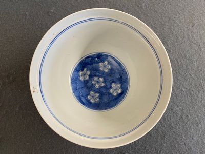 Bol en porcelaine de Chine en bleu et blanc à décor de prunus sur glace pilée, marque de Chenghua, Kangxi — photo 1