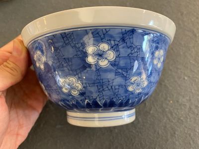 Bol en porcelaine de Chine en bleu et blanc à décor de prunus sur glace pilée, marque de Chenghua, Kangxi — photo 4