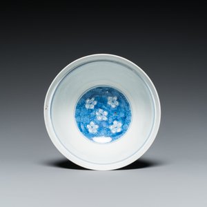 Bol en porcelaine de Chine en bleu et blanc à décor de prunus sur glace pilée, marque de Chenghua, Kangxi — photo 6