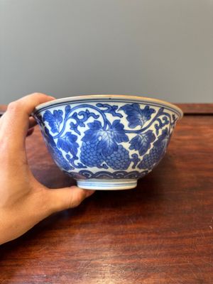Bol en porcelaine de Chine en bleu et blanc à décor de raisins, marque de Jiajing, Shunzhi/Kangxi — photo 2