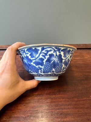 Bol en porcelaine de Chine en bleu et blanc à décor de raisins, marque de Jiajing, Shunzhi/Kangxi — photo 3