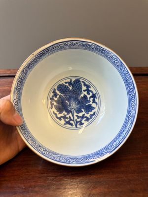Bol en porcelaine de Chine en bleu et blanc à décor de raisins, marque de Jiajing, Shunzhi/Kangxi — photo 4