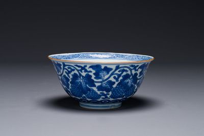 Bol en porcelaine de Chine en bleu et blanc à décor de raisins, marque de Jiajing, Shunzhi/Kangxi