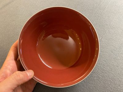 Bol en porcelaine de Chine en rouge de cuivre monochrome, marque de Qianlong mais probablement postérieur — photo 1