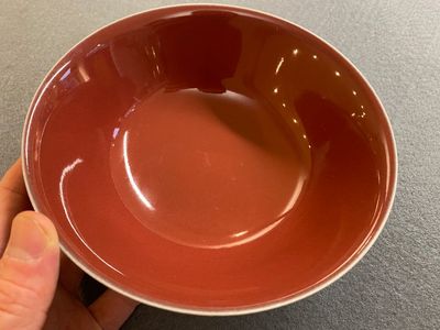Bol en porcelaine de Chine en rouge de cuivre monochrome, marque de Qianlong mais probablement postérieur — photo 2