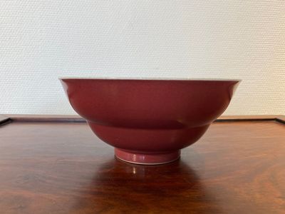 Bol en porcelaine de Chine en rouge monochrome dit 'foie de mulet', marque et époque de Qianlong — photo 2