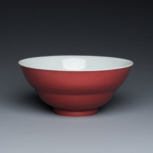 Bol en porcelaine de Chine en rouge monochrome dit 'foie de mulet', marque et époque de Qianlong — photo 1