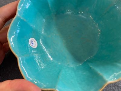 Bol en porcelaine de Chine famille rose à décor 'bajixiang' sur fond turquoise, marque et époque de Tongzhi — photo 2