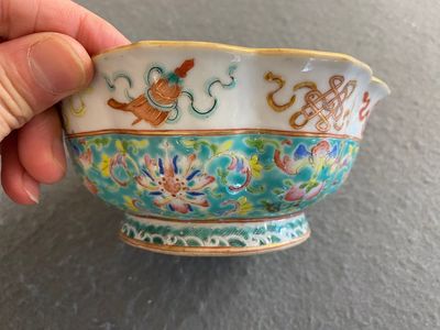 Bol en porcelaine de Chine famille rose à décor 'bajixiang' sur fond turquoise, marque et époque de Tongzhi — photo 4