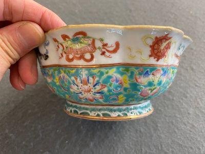 Bol en porcelaine de Chine famille rose à décor 'bajixiang' sur fond turquoise, marque et époque de Tongzhi — photo 5