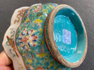 Bol en porcelaine de Chine famille rose à décor 'bajixiang' sur fond turquoise, marque et époque de Tongzhi — photo 7