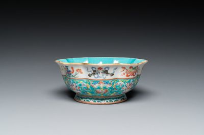 Bol en porcelaine de Chine famille rose à décor 'bajixiang' sur fond turquoise, marque et époque de Tongzhi