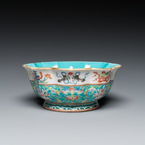 Bol en porcelaine de Chine famille rose à décor 'bajixiang' sur fond turquoise, marque et époque de Tongzhi — photo 1