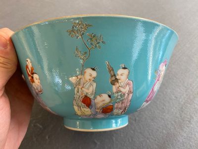 Bol en porcelaine de Chine famille rose à décor de garçons sur fond turquoise, marque de Qianlong, 20ème — photo 5