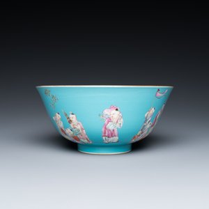 Bol en porcelaine de Chine famille rose à décor de garçons sur fond turquoise, marque de Qianlong, 20ème — photo 3