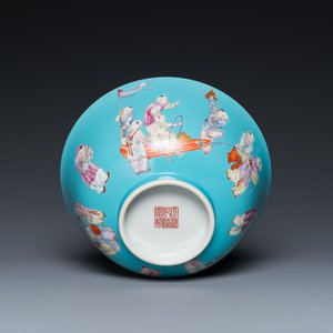 Bol en porcelaine de Chine famille rose à décor de garçons sur fond turquoise, marque de Qianlong, 20ème — photo 6