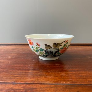 Bol en porcelaine de Chine famille rose à décor de pies entourées de pivoines, marque de Yongzheng, République — photo 8