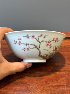 Bol en porcelaine de Chine famille rose à décor de prunier, marque Shen De Tang Zhi 慎德堂製, 19/20ème — photo 4