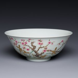 Bol en porcelaine de Chine famille rose à décor de prunier, marque Shen De Tang Zhi 慎德堂製, 19/20ème — photo 1