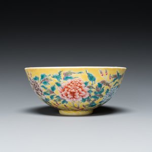 Bol en porcelaine de Chine famille rose à décor floral sur fond jaune, marque de Yongzheng mais probablement postérieur — photo 2