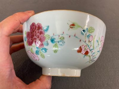 Bol en porcelaine de Chine famille rose à décor floral, Yongzheng — photo 3