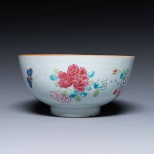 Bol en porcelaine de Chine famille rose à décor floral, Yongzheng — photo 1