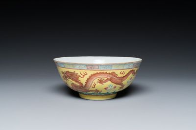 Bol en porcelaine de Chine famille rose à fond jaune, marque et époque de Guangxu