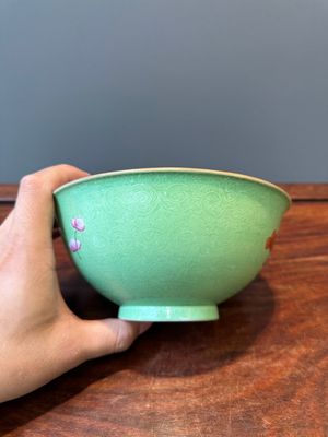 Bol en porcelaine de Chine famille rose sur fond vert, marque et époque de Qianlong — photo 3