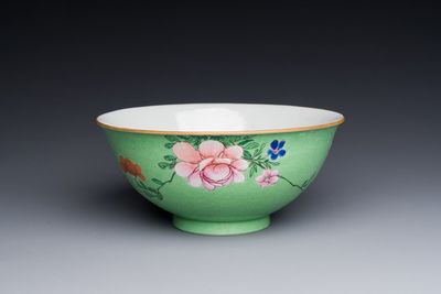 Bol en porcelaine de Chine famille rose sur fond vert, marque et époque de Qianlong