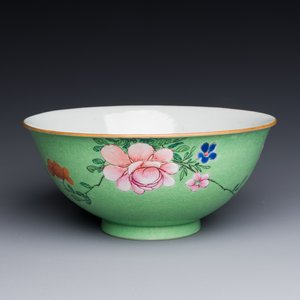 Bol en porcelaine de Chine famille rose sur fond vert, marque et époque de Qianlong — photo 1