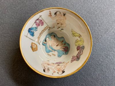 Bol en porcelaine de Chine qianjiang cai à sujet érotique, 19ème — photo 1