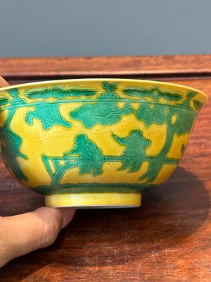 Bol en porcelaine de Chine sur fond jaune à décor des garçons jouants, marque et peut-être époque de Yongzheng — photo 2
