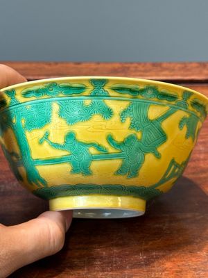 Bol en porcelaine de Chine sur fond jaune à décor des garçons jouants, marque et peut-être époque de Yongzheng — photo 3