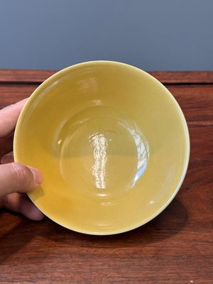Bol en porcelaine de Chine sur fond jaune à décor des garçons jouants, marque et peut-être époque de Yongzheng — photo 6
