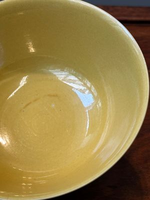 Bol en porcelaine de Chine sur fond jaune à décor des garçons jouants, marque et peut-être époque de Yongzheng — photo 7