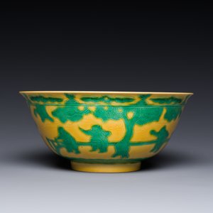 Bol en porcelaine de Chine sur fond jaune à décor des garçons jouants, marque et peut-être époque de Yongzheng — photo 2