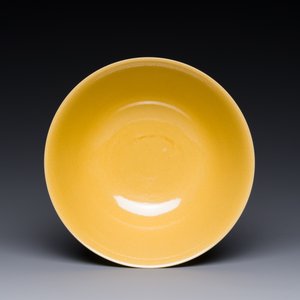 Bol en porcelaine de Chine sur fond jaune à décor des garçons jouants, marque et peut-être époque de Yongzheng — photo 6