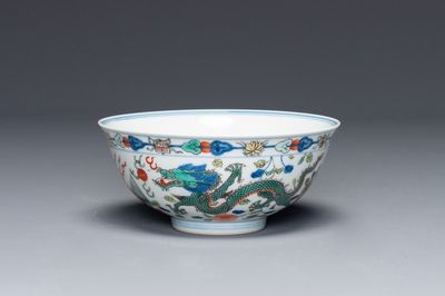 Bol en porcelaine de Chine wucai à décor de dragons et phénix, marque et époque de Daoguang