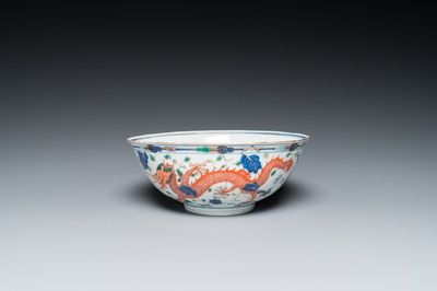 Bol en porcelaine de Chine wucai à décor de dragons, marque minyao et époque de Daoguang