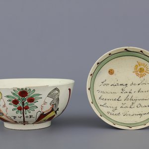Bol rare anglais "creamware" peint en Hollande, décor portrait royal, Leeds, et petit plat avec inscription, 18e — photo 1
