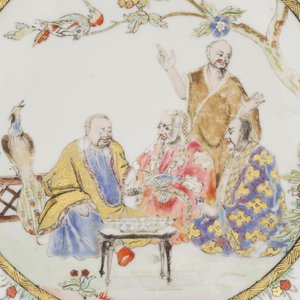 Bord in Chinees porselein, "Bezoek van de dokter aan de keizer", bestemd voor de Nederlandse markt, famille rose, 18e eeuw — foto 5