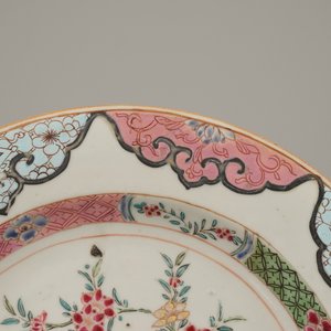 Bord in Chinees porselein, famille rose, 18e eeuw — foto 2