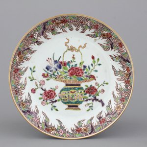 Bord in Chinees porselein met bloemenmand, famille rose, Yongzhen, 18e eeuw — foto 1