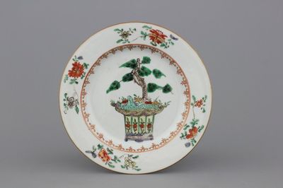 Bord in Chinees porselein met een bloeiende bonsaiboom, famille verte, 18e eeuw