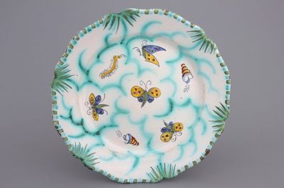 Bord met schulprand in Brussels aardewerk met decor vlinders, 18e eeuw