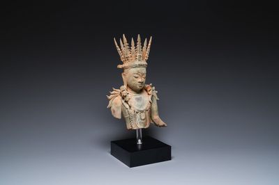 Bouddha couronné en bronze, Birmanie, probablement d'époque Haripunchai, 12/13ème