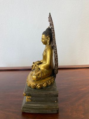 Bouddha de Médecine ou Bhaishajyaguru en alliage de cuivre doré et argenté, Sino-Tibet, 19ème — photo 2