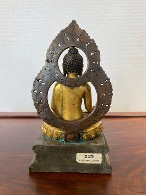 Bouddha de Médecine ou Bhaishajyaguru en alliage de cuivre doré et argenté, Sino-Tibet, 19ème — photo 3
