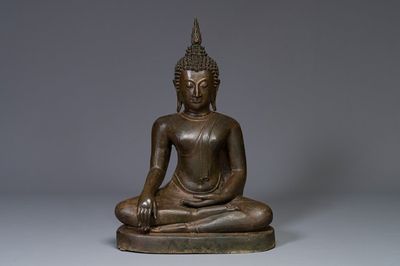 Bouddha en bhumisparsha mudra en bronze, Thaïlande, 18/19ème
